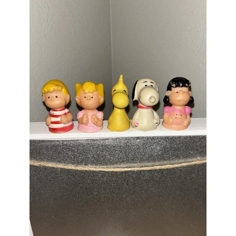 5 VTG Peanuts Charlie Brown Snoopy Lucy Linus 2.25